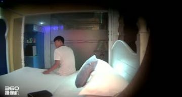 [酒店偷拍] 90后小帅哥和老烟枪女友进房就啪啪~看来小帅哥很爱舔逼逼~