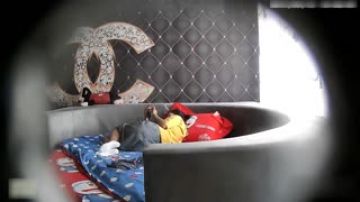 [酒店偷拍] 模特级美女被男友操爽~不停变换姿势挑战极限~