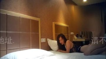 杜姗姗视讯热舞影片流出~低胸洋装一直露出微微的事业线 (2)