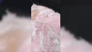 某位小姐在游乐园边吃烤肉边玩露出!