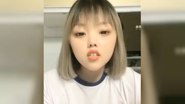 歪歪吖衣服剪出来的两个洞洞露出来了