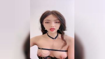 发骚的御姐小少妇全程露脸跟狼友互动撩骚，分享手机里的性爱片段，撅着屁股让大哥调教，手指捅菊花爆草抽插第01集