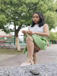 激情户外小女友，露脸公园内陪大哥骚，路人匆匆小骚逼漏出骚奶子让大哥扯奶头，撅着大屁股哥狼友看，撒尿