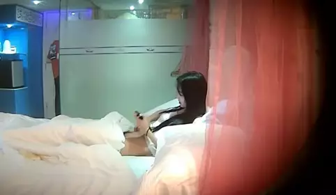 样貌漂亮清纯又水嫩的年轻美女酒店被男友压平