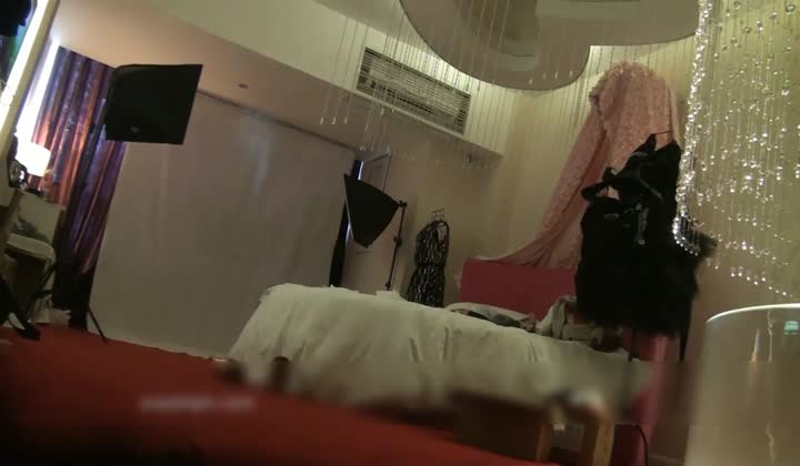 猥琐无良摄影师协女助理套路青春靓丽艺校大学生兼职...