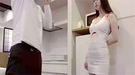 长相清秀的外拍美女，竟会如此淫荡，趁机把人家按在...