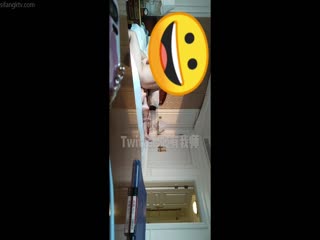 红衣少妇蹲下开始玩手机蹲了十几分钟也不怕腿麻蹲功真好