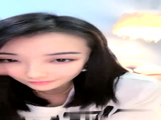亚裔骚屄和两个老外玩3P
