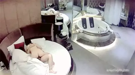 白嫩漂亮的短发美女和男友啪啪时没一会男的就射了,看美女的表情好像很不满意