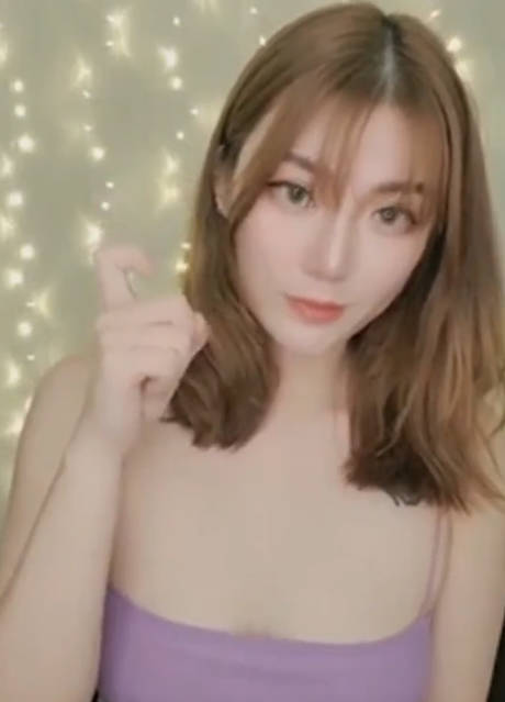 近距离手持镜头无套爆操巨乳素颜女友，来回高潮迭起，多姿势打桩…